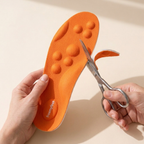 De inlegzool wordt aan de teenkant op maat geknipt met een schaar